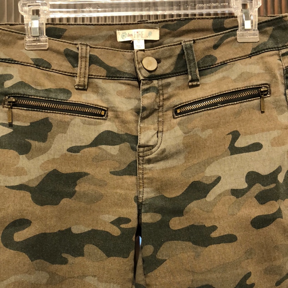 Love Fire Size 9 Camo Strech skinny jeans super stretchy. - Picture 3 of 10